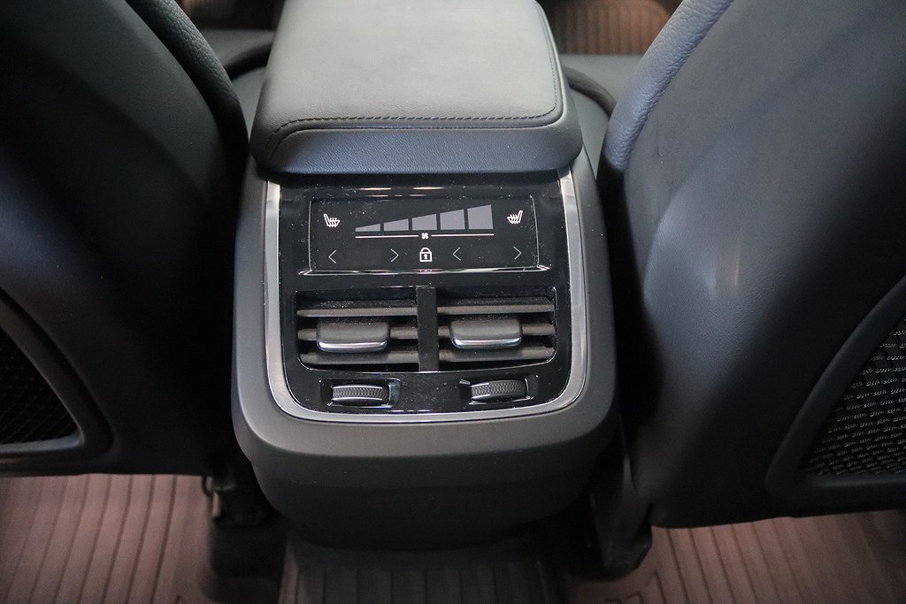Volvo XC60 B4 R-Design Plus Dark Värmare Drag MOMS