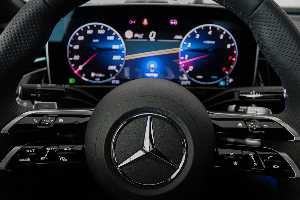 Mercedes-Benz E 200 AMG Burmester4D Pano Superscreen MOMS