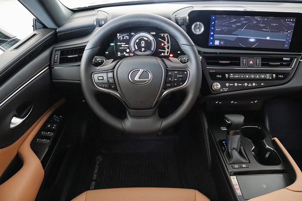 Lexus ES 300h 2.5 E-CVT Limited Edition Taklucka MOMS/VAT