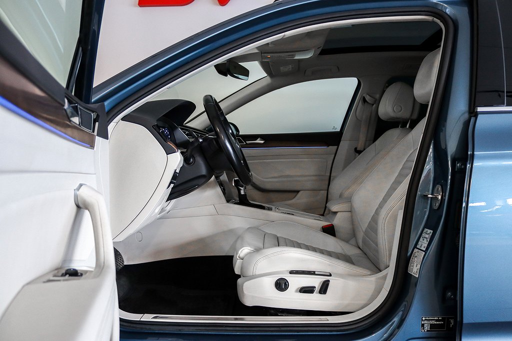 Volkswagen Passat GTE Plug-In Executive Cockpit Pano Massage